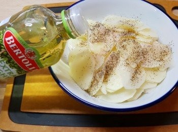 step3: 將 <span class="group_2">調味料</span> 加入薯片及菠菜中拌勻，醃一會。
。