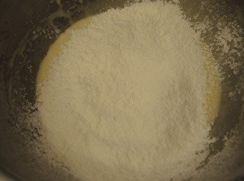 step6: 一口氣加入粉類以切拌的方式輕手攪勻。