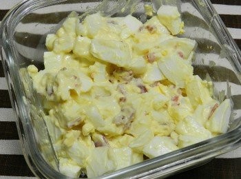 step13: 擠入1/2條<span class="group_2">沙拉</span>，加入一點鹽，拌勻，<span class="group_2">沙拉</span>用保鮮盒裝好，冰入冰箱