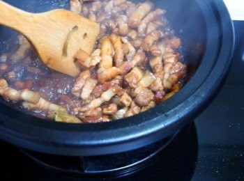 step3: 3.豬肉都煎出焦香後，淋上焦糖炒上色。
