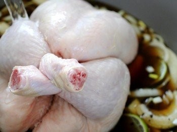 step2: 放入雞後加入凍水至差不多蓋過雞身