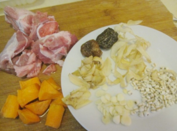 step2: 準備材料（豬骨、紅蘿蔔、蜜棗、玉竹、薏米、杏仁、百合、薑片）