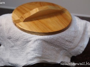 step8: 蓋上乾布後再蓋上蓋。等豆腐花凝固後即完成。這份量的凝固時間大約30分鐘內。