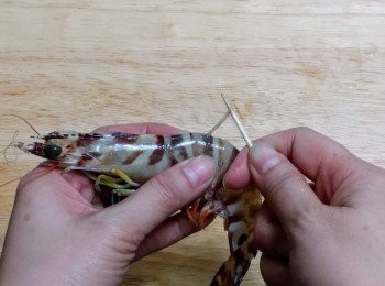 step2: 順勢橫向將蝦腸挑出