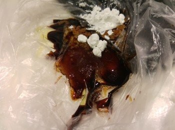 step2: 除水稍後落,先將<span class="group_2">醃料</span>醃免冶豬肉,攪混後再加入水份醃一陣,乾蔥琢蓉備用,蘿勒只用葉備用。