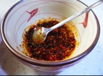 step3: 芥子醬、辣椒油、醋、鹽、糖、雞精調成汁，拌入即可。