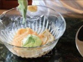 step7: 攪拌很重要！放三分之一的蛋白到TPT麵糊裡，用力攪拌，讓蛋白裹住每一顆杏仁粉。再放三分之一蛋白，繼續用力攪拌均勻，這步為的是讓兩者的密度慢慢融合，不要怕消泡，用力拌！這步很重要~直接影響馬卡龍餅身的組織。然後把TPT麵糊倒入蛋白2的盆裡，繼續由下往上沿著碗壁溫柔攪拌~不要太多次！要溫柔！我基本是翻拌25-28次！直到麵糊可以緞帶狀下落就可以啦，下落之後紋理也不會很快消失，消失得快說明麵糊太稀了