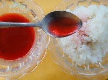 step5: 取適量莧菜汁拌入米飯。