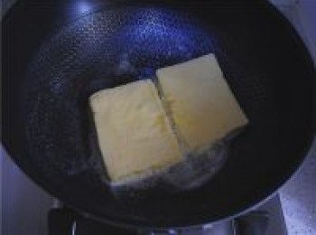 step7: 待黃油完全融化後依次將吐司片放入。