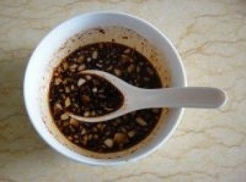 step6: 把辣椒面和蒜泥加入拌勻