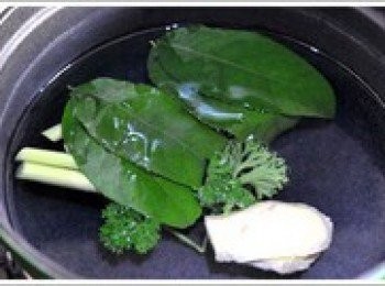 step2: 鍋中加入約700ml的清水，放入香茅、薑片及檸檬葉