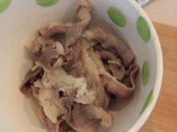 step3: 肥牛片用熱水灼一下