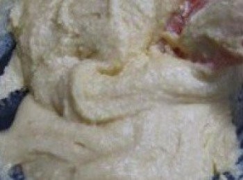 step8: 用橡皮刮刀向著不規則的方向拌勻，再加入幾滴香草精拌勻