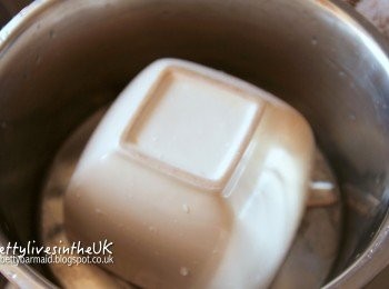 step2: 準備一個大同電鍋內鍋，然後在鍋內倒扣擺入一個碗公