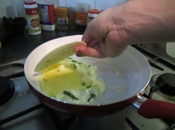 step4: 蛋汁約8分熟時，便將麵餅蓋上。