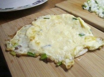 step5: 蛋一熟，馬上翻面放上粘盤。