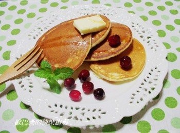 step6: 依續將鬆餅完成ˊ再擺盤淋上蜂蜜或楓糖ˊ 
然後用方便取得的<span class="group_1">食材</span>隨意搭配ˊ
就完成美味可口(自製鬆餅粉~美式鬆餅)囉。