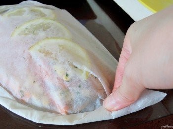 step5: 在鲑鱼纸包的尾端稍微扭曲一下以确保完全封密。