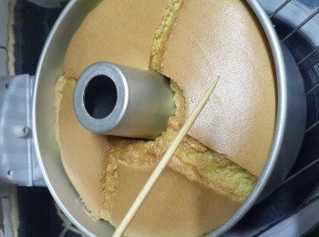 step17: 用竹簽插入蛋糕，拎出竹簽沒有粘到蛋糕碎即可出