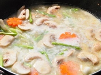 step9: 煮至略芶芡狀，放入大蔥片再加入少少的玫瑰鹽即可