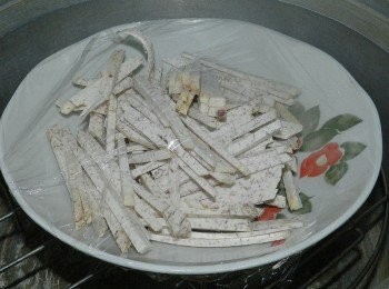 step1: 芋頭切絲，入電鍋，外鍋一杯水蒸熟