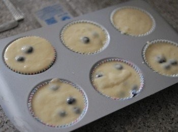 step5: 將蛋糊倒入模具內，倒至全滿，再在上面灑少許紅糖。放入焗爐220度焗約20至25分鐘，用牙籤插入蛋糕內，抽出而沒有黏著蛋糊即成！