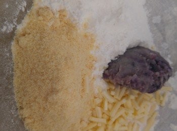 step1: 紫薯需預先焗熟攤凍, 然後用叉壓扁備用。 首先將<span class="group_2">乾料</span>放入大盤。