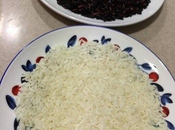 step3: 把糯米均勻薄薄地鋪平在碟上，在糯米面加 3湯匙清水