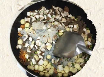 step8: 麻油熱鍋後，加入薑爆香後先加入紅蘿蔔拌炒後，再將所有<span class="group_1">食材</span>加入拌炒加入醬油調味待湯汁收乾後，即可起鍋。