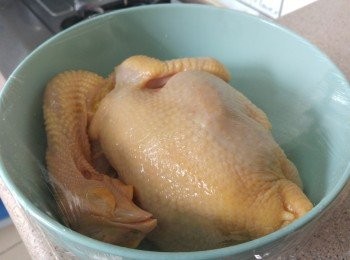 step2: 但臨煮時提前一小時把雞由雪櫃拿出，回至室溫， 取出雞肚內薑片及用水略沖雞身備用。