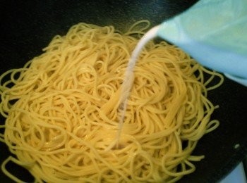 step6: 開中細火，加入意粉落少許牛油和鮮奶及調味料兜一會。