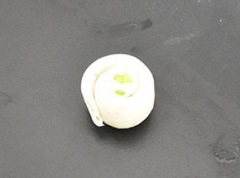 step16: 將麵皮收口捲在下方