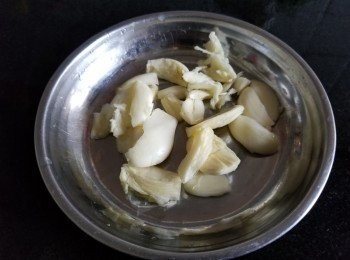 step2: 蒜頭，稍為拍開擦在豬腸內清潔及去味