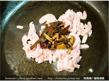 step3: 待雞肉絲翻炒至微熟後，放入1/2罐的青檸酸辣黑菇醬與些許醬汁。