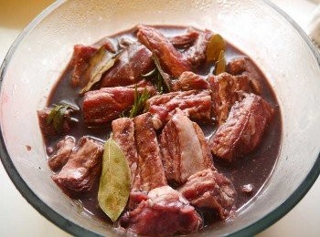 step1: *1醃牛肉--&gt;>前一晚醃牛肉，紅酒+月桂葉+迷迭香。