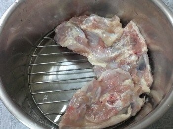 step2: 雞骨放至鍋內架上