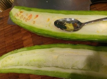 step1: 先去苦瓜籽。