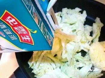 step4: 下椰菜及清雞湯炒至稍為軟身