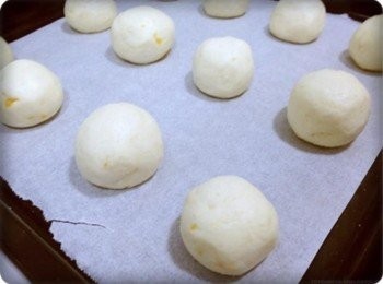 step7: 一一的揉成小圓球~~ 放進預熱180度烤箱烤約25分鐘!!!