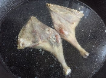 step1: 燒一鍋熱水將油鴨煮10分鐘，盛起，備用。