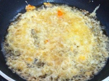 step5: 剩下的面湖不浪費，待雞翅膀炸好盛起。將剩餘的面湖倒下油鍋炸至鬆脆即可。