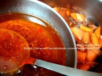 step9: (湯頭不油膩秘訣) 起鍋後，可用湯匙撈除湯面油脂，我撈出好多油耶！也可等湯涼了，再擺進冰箱冷藏，讓油脂凝固湯面後再撈除，後者方法最方便。