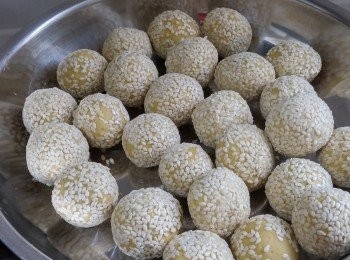 step5: 沾少許水，再沾芝麻再稍搓一下，令芝麻黏緊。