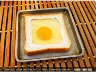 step3: 在吐司片的內四角形中，打入一顆土雞蛋，並使蛋黃置中。