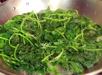 step1: 滾水加1/2茶匙油.地瓜葉川燙熟撈起瀝乾盛盤