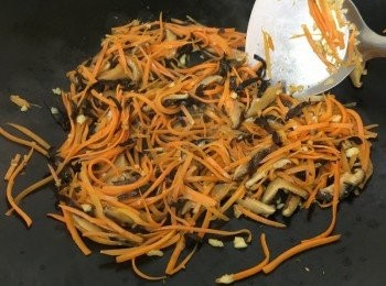 step4: 加入紅蘿蔔絲及木耳絲快炒, 期間太乾身, 分3-4次慢慢加入冬菇水使材料吸收, 香味突出, 加入少許海鹽<span class="group_2">調味</span>