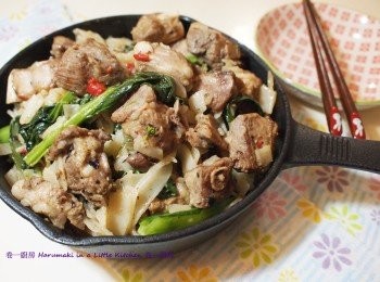 step2: 排骨冲水瀝乾之後, 用蒜蓉;豆豉;紅辣椒; 厨房酒; 魚露或鹽; 糖醃15分鐘或以上