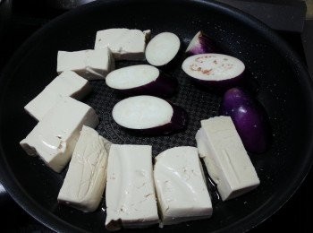step4: 將三樣以釀好鯪魚肉的材料,用平底鑊分兩次煎成金黃