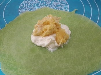 step17: 將餅皮靚的一面向下，加入適量榴槤奶油同榴槤肉，兩面對折再將另兩面對折成形即可