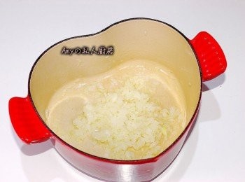 step3: 準備一個湯鍋倒入適量的橄欖油加熱後爆香洋蔥(如喜歡奶香味可將橄欖油換成奶油替代),炒至洋蔥變透明狀